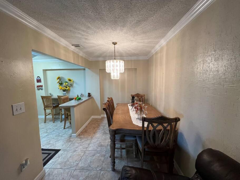 Cheerful 3-Bedroom Home, Free Parking On Premises Miami Gardens Exterior photo