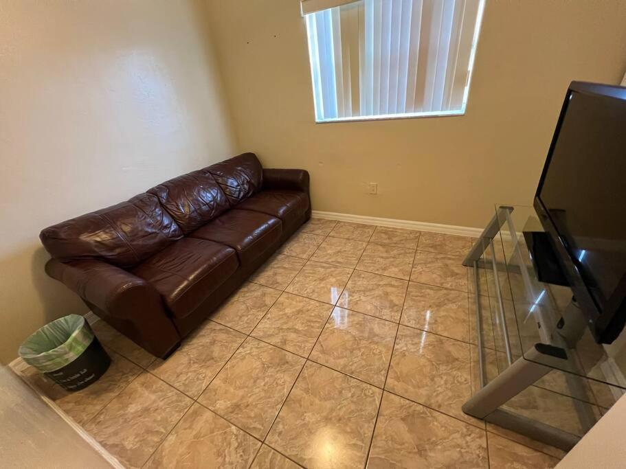 Cheerful 3-Bedroom Home, Free Parking On Premises Miami Gardens Exterior photo