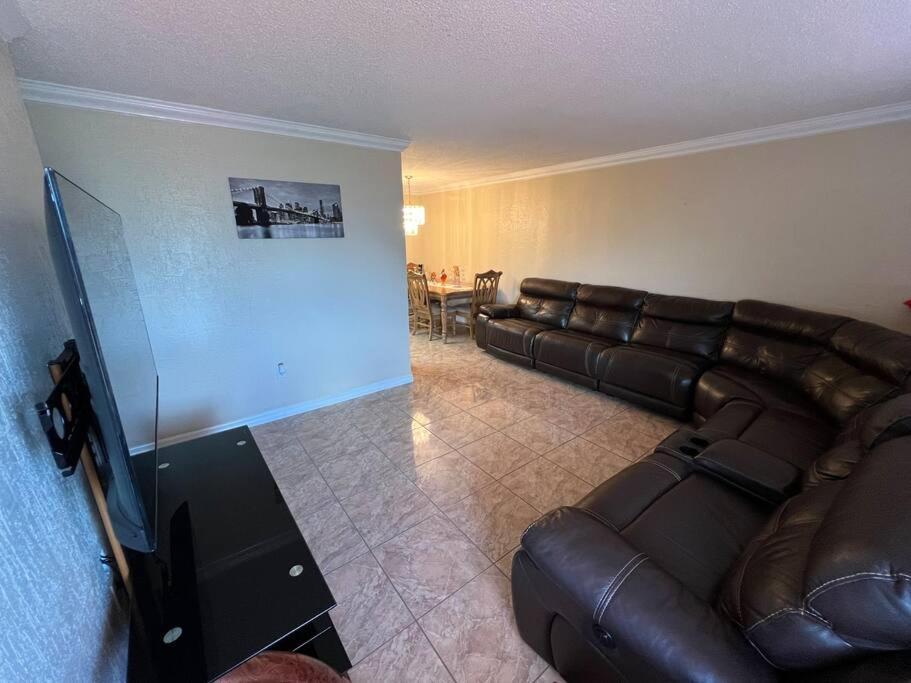 Cheerful 3-Bedroom Home, Free Parking On Premises Miami Gardens Exterior photo